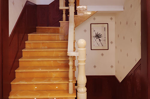 饶平中式别墅室内汉白玉石楼梯的定制安装装饰效果